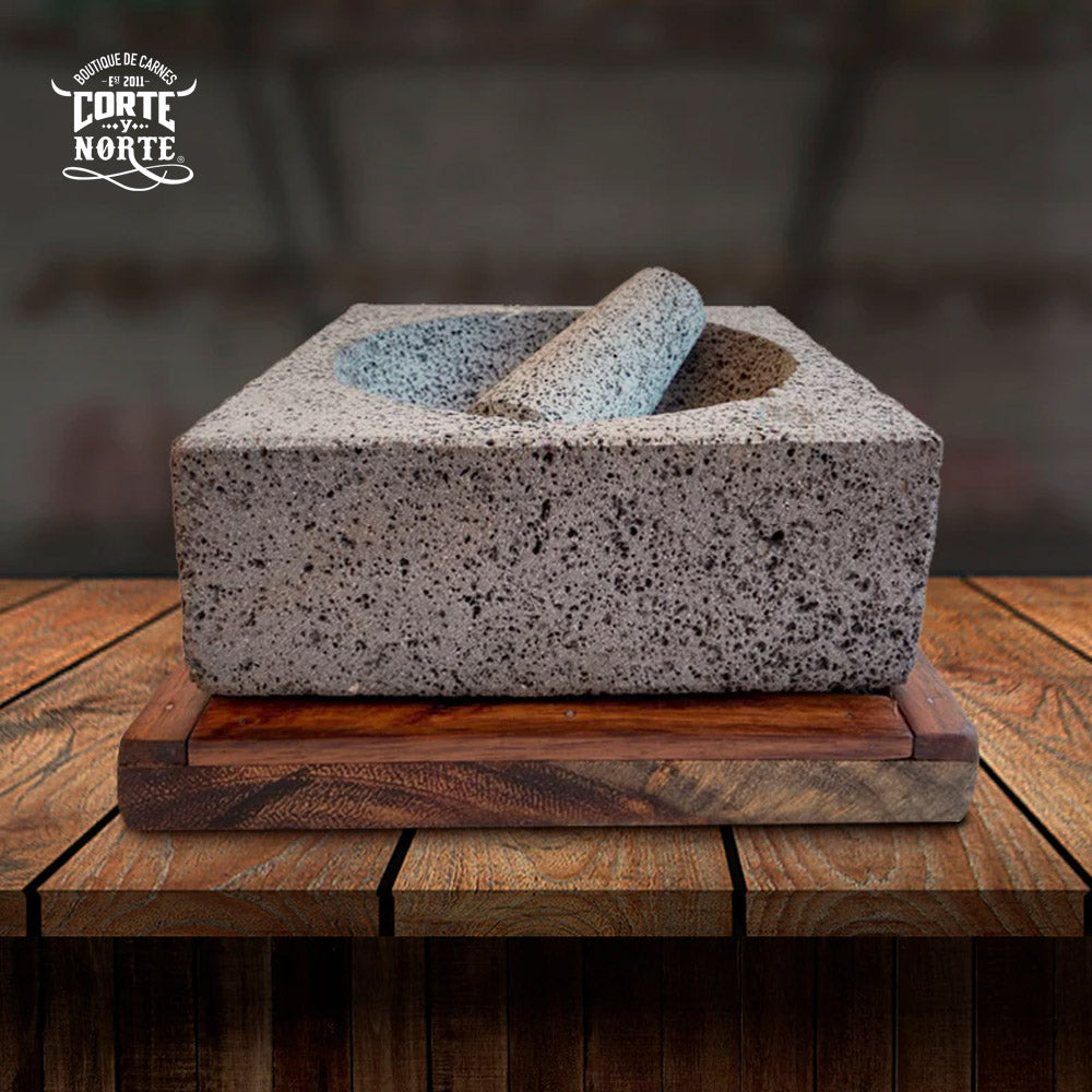 MOLCAJETE CUADRADO Y BASE DE MADERAA 8 PG.